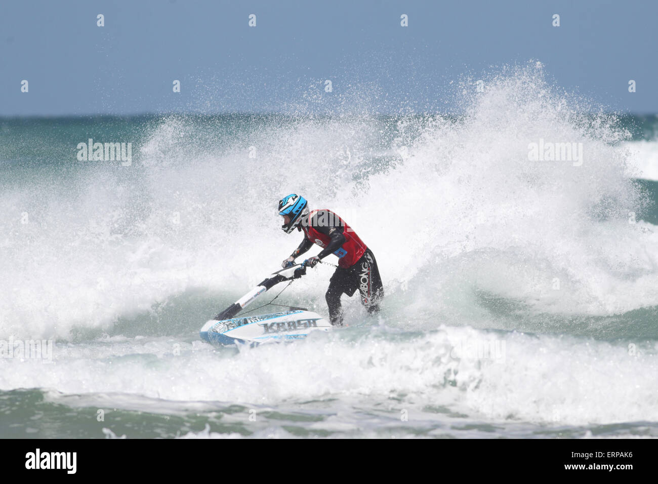 Fistral Beach, Newquay, Cornwall, Regno Unito. Il 6 giugno, 2015. Professional jestski piloti di gareggiare al IFWA World Tour Jet Ski Championship a Newquay è Fistral Bay. Giorno due del Rippin H2O caso visto impressionante trucchi dai freerider. I tre giorni di manifestazione fine il 7 giugno 2015. Credito: Nicholas Burningham/Alamy Live News Foto Stock