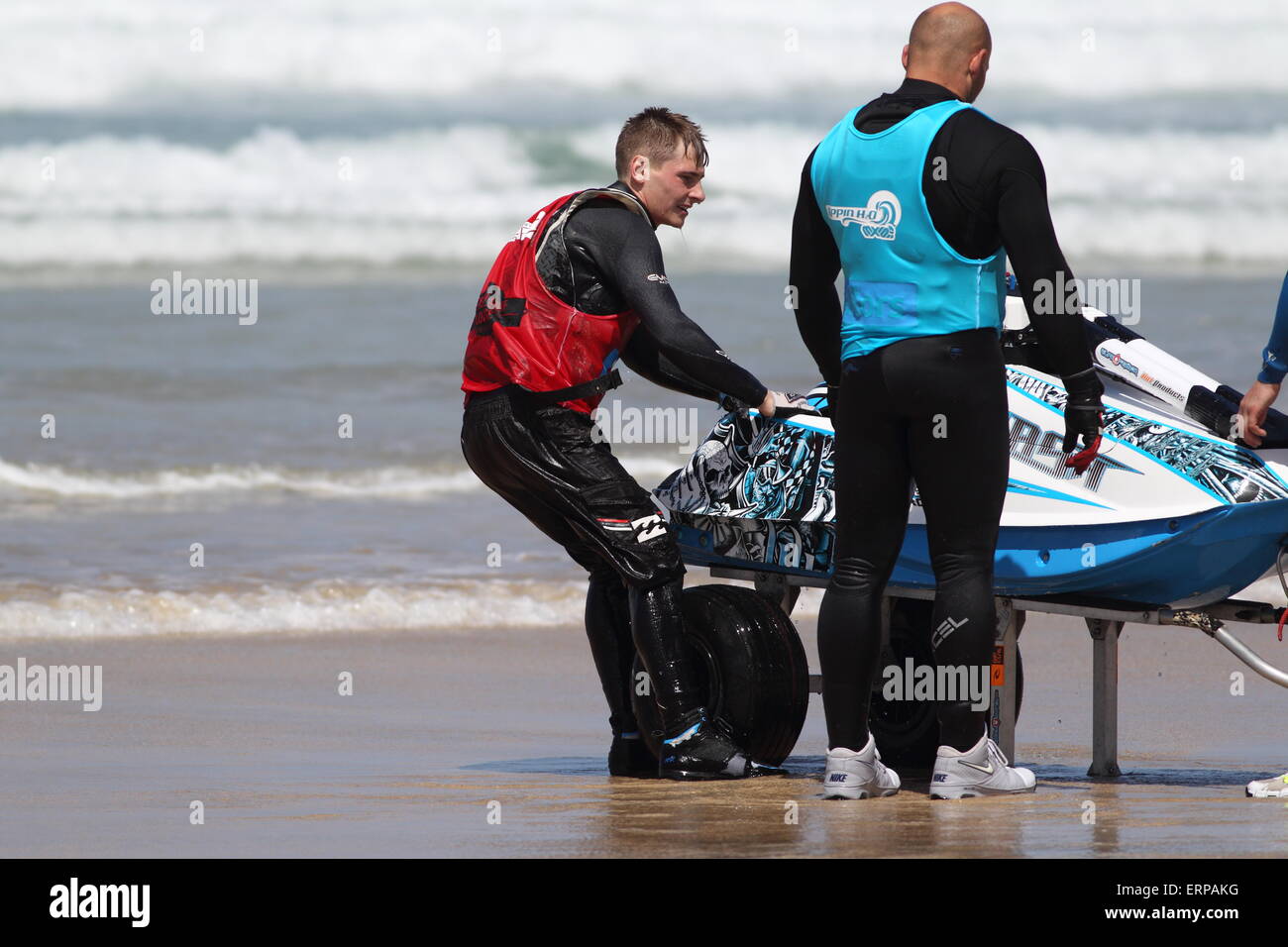 Fistral Beach, Newquay, Cornwall, Regno Unito. Il 6 giugno, 2015. Professional jestski piloti di gareggiare al IFWA World Tour Jet Ski Championship a Newquay è Fistral Bay. Giorno due del Rippin H2O caso visto impressionante trucchi dai freerider. I tre giorni di manifestazione fine il 7 giugno 2015. Credito: Nicholas Burningham/Alamy Live News Foto Stock