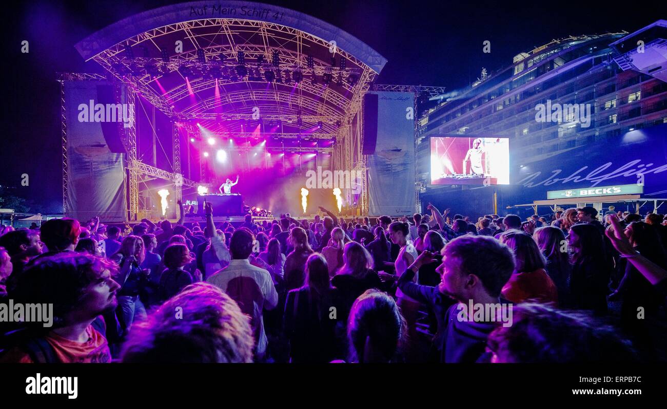 DJ DJane Tanja La Croix di eseguire verso la fine del concerto per la cerimonia di battesimo di un nuovissimo nave da crociera "ein Schiff 4' dalla TUI nave da crociera company, Kiel in Germania il 5 giugno 2015. Foto: Markus Scholz/dpa Foto Stock