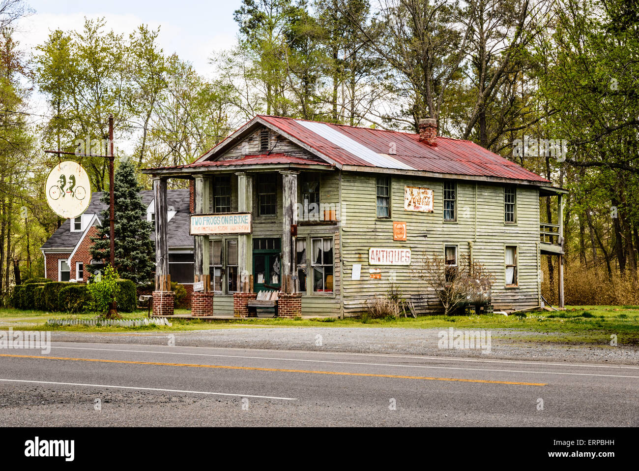 Due rane in sella a una moto antiquariato, 13262 Hannover Courthouse Road, Hannover, Virginia Foto Stock