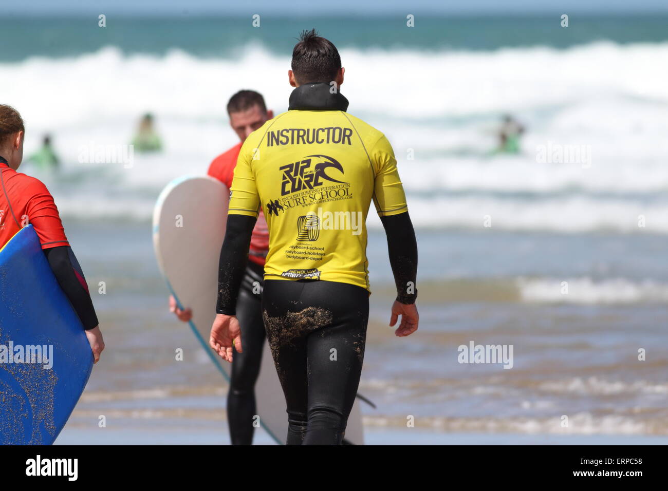 Fistral Beach, Newquay, Cornwall, Regno Unito. Il 6 giugno, 2015. Un sabato di sole fa risaltare le scuole di surf a Newquay a Fistral Beach. Foto Stock