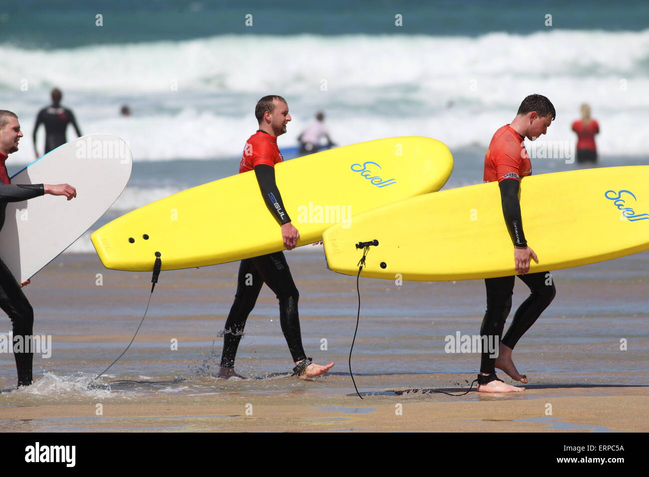Fistral Beach, Newquay, Cornwall, Regno Unito. Il 6 giugno, 2015. Un sabato di sole fa risaltare le scuole di surf a Newquay a Fistral Beach. Foto Stock