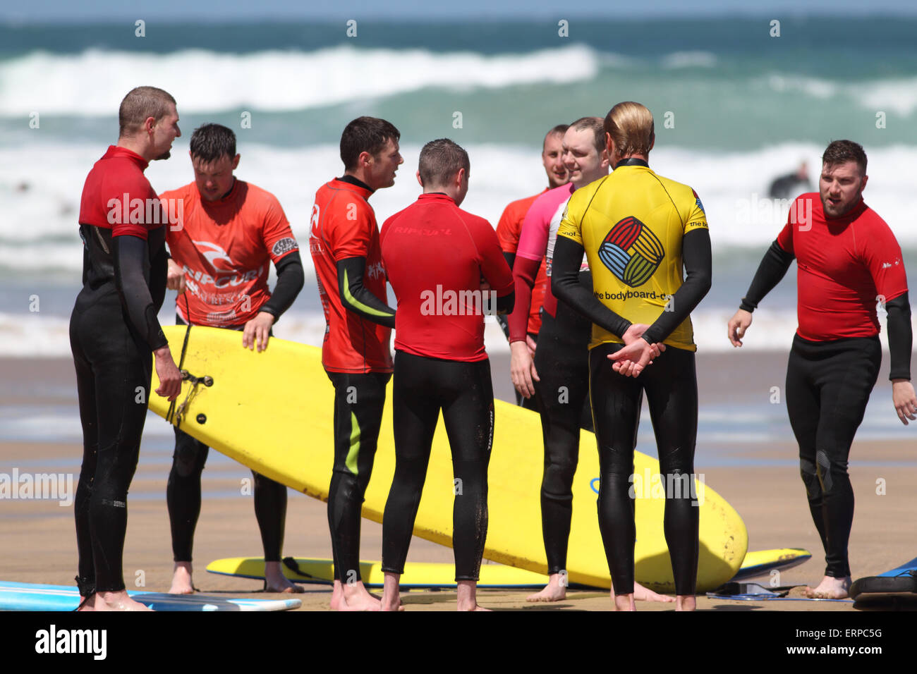Fistral Beach, Newquay, Cornwall, Regno Unito. Il 6 giugno, 2015. Un sabato di sole fa risaltare le scuole di surf a Newquay a Fistral Beach. Foto Stock