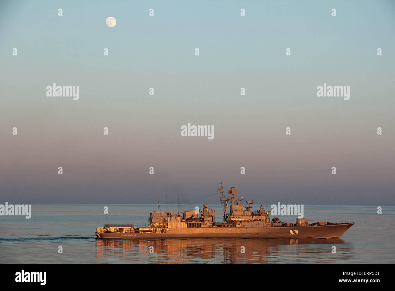 La marina militare ucraino Frigate Hetman Sahaydachniy durante le operazioni di formazione con la Marina Militare degli Stati Uniti guidato-missile destroyer USS Ross Giugno 1, 2015 nel Mar Nero. Foto Stock