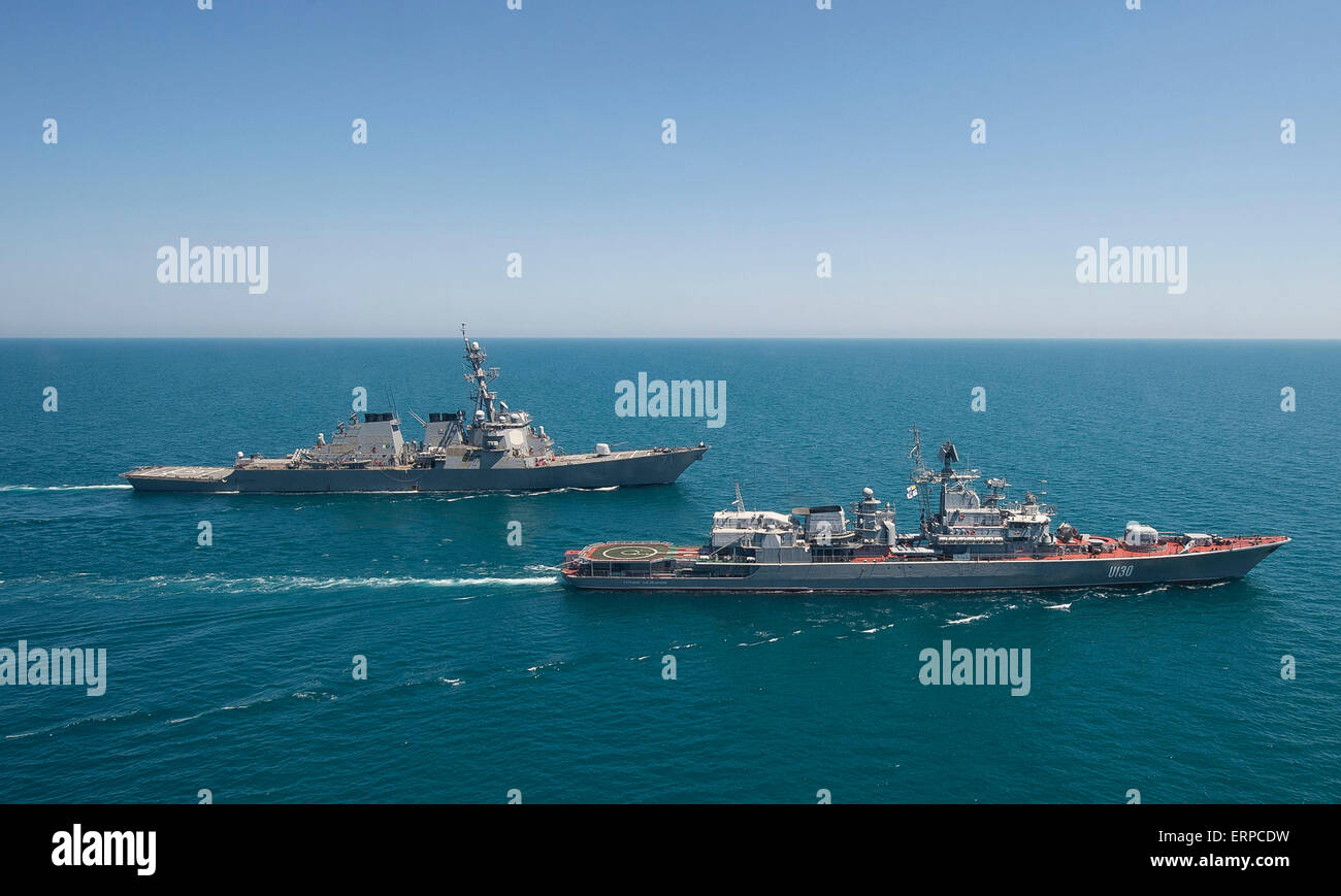 La US Navy guidato-missile destroyer USS Ross cuoce a vapore a fianco della marina militare ucraino Frigate Hetman Sahaydachniy durante le operazioni di formazione con il 2 giugno 2015 nel Mar Nero. Foto Stock