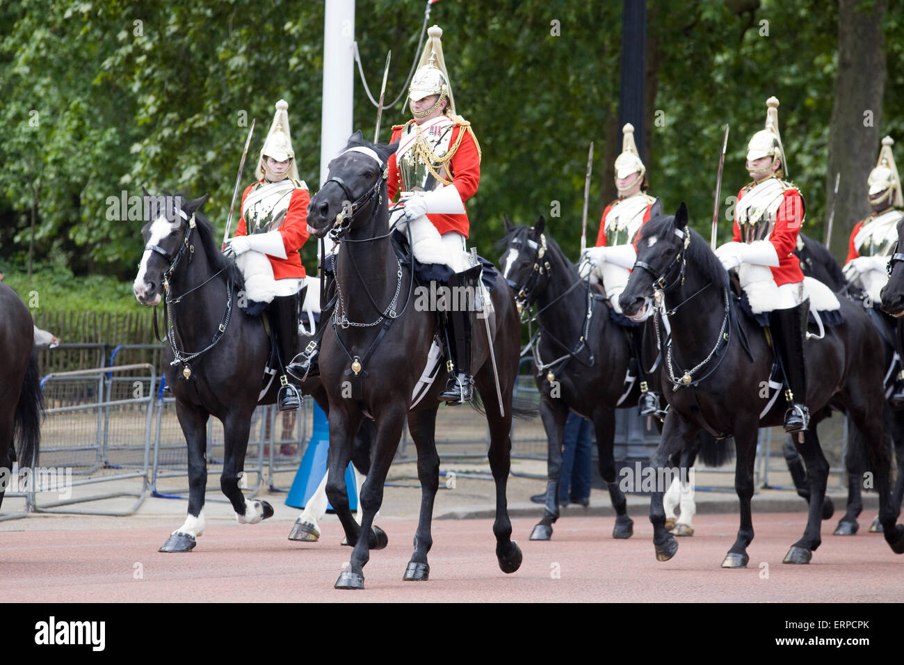 Vita delle guardie di uso domestico per la cavalleria Trooping il colore il Mall London REGNO UNITO. Foto Stock