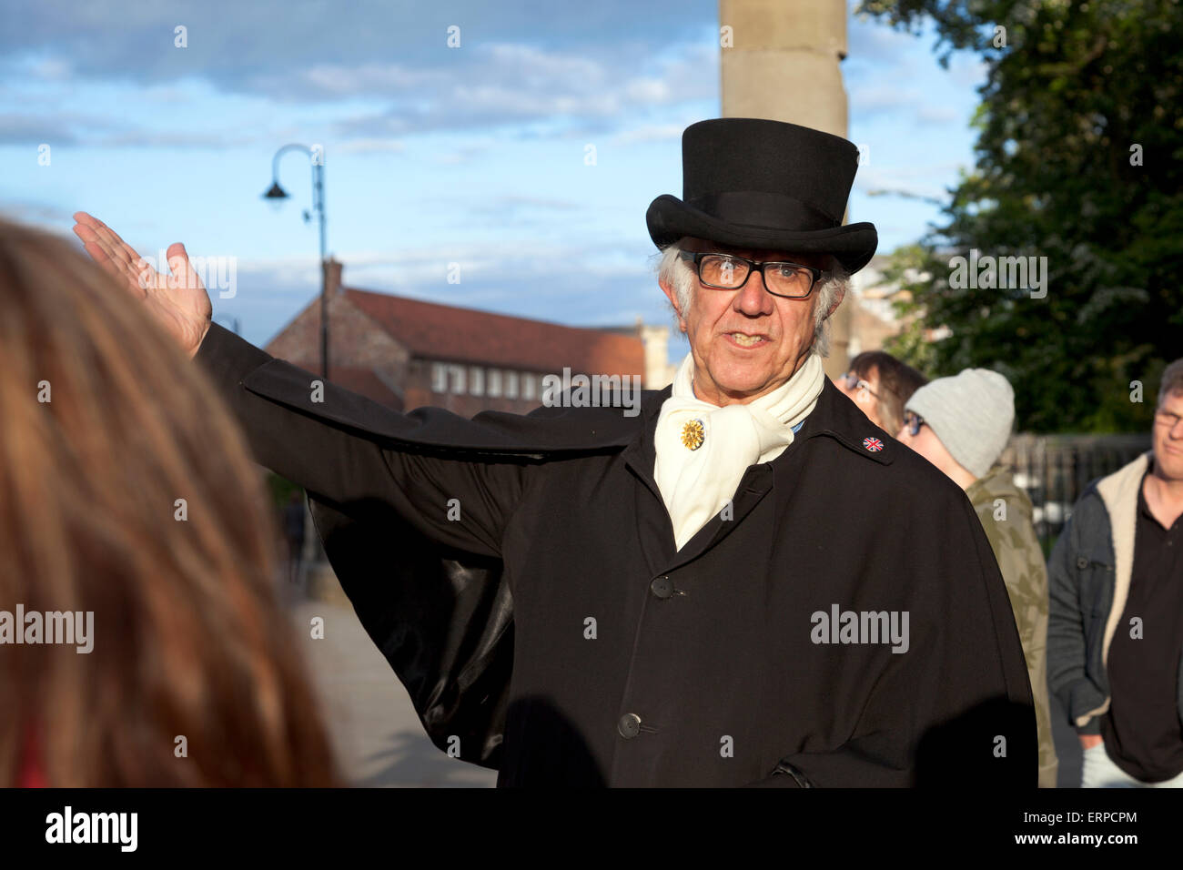 Una guida turistica che mostra intorno a un gruppo di visitatori al York Gita dei Fantasmi Foto Stock