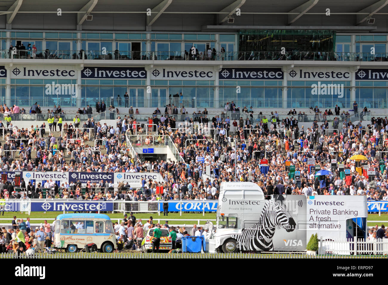 Epsom Downs Surrey UK. Il 6 giugno, 2015. Un vecchio ice cream van ed una sommità aperta double decker bus con il marchio zebra degli sponsor Investec parcheggiata di fronte la tribuna sulla Derby Day 2015. Credito: Julia Gavin UK/Alamy Live News Foto Stock