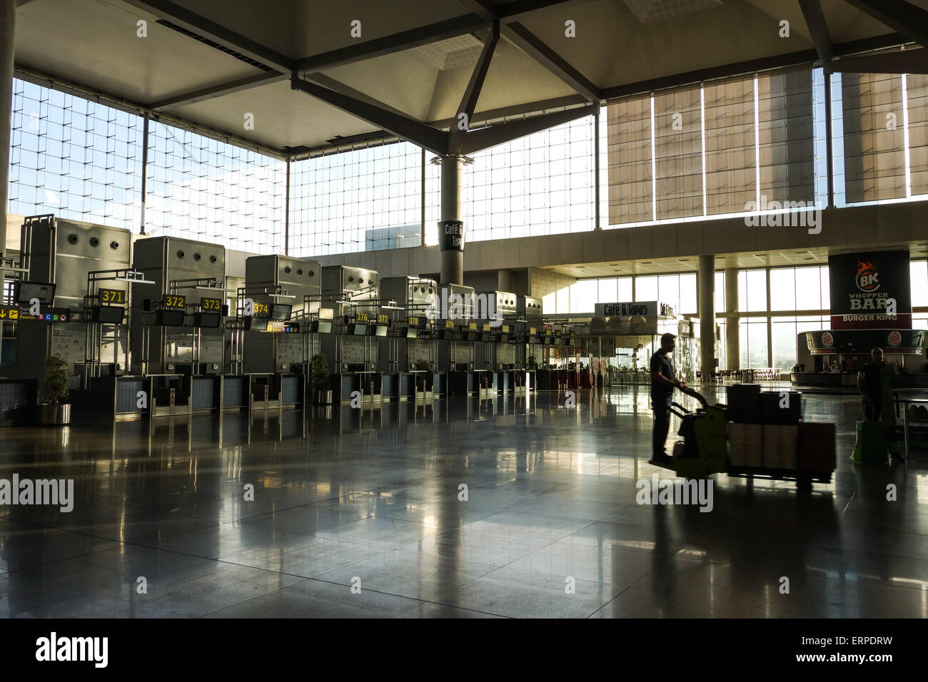 Aeroporto di vuoto banchi per il check-in, controllare nel contatore, Malaga, Spagna. Foto Stock