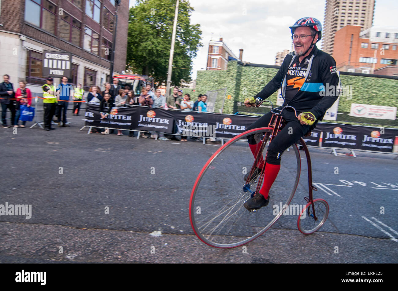 Londra, Regno Unito. Il 6 giugno 2015. Un uomo corse da nel Penny Farthing gara, come la nona edizione della premiata Giove London Nocturne colpisce le strade di Farringdon. La manifestazione porta il criterium migliori racing per il veloce e tecnico circuito di gara intorno al mercato Smithfield, con un mix di elite e gare amatoriali per il maschio e la femmina piloti. Credito: Stephen Chung / Alamy Live News Foto Stock