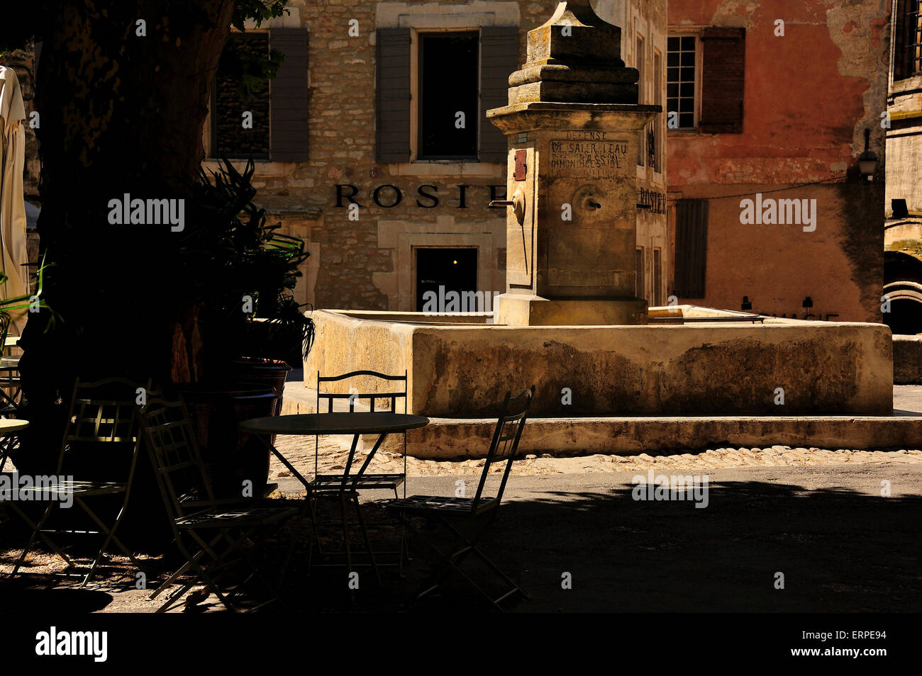 Fontana del pittoresco villaggio di Gordes, Provenza, Luberon Foto Stock