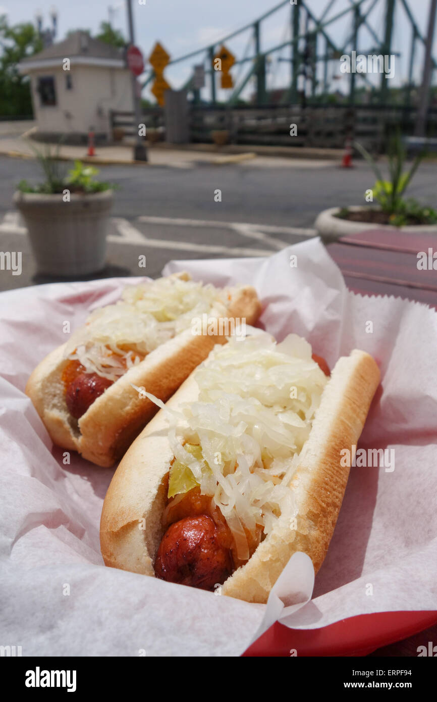 Alcuni cani a caldo sulla piastra da Jimmy's Doggie Stand, Phillipsburg, New Jersey, Stati Uniti, STATI UNITI D'AMERICA. Foto Stock