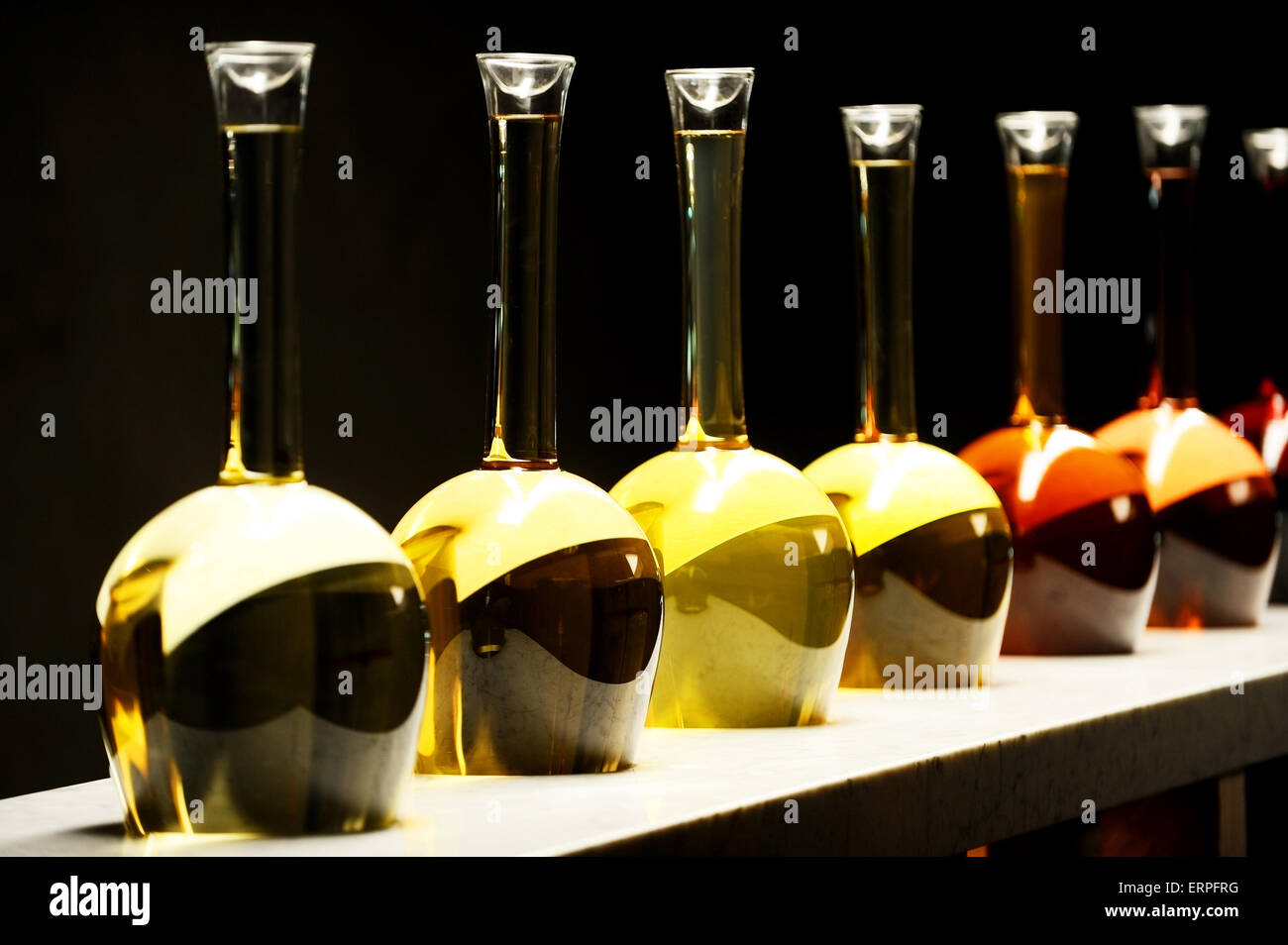 Diversi tipi di vino in speciali bottiglie grandi su sfondo nero Foto Stock