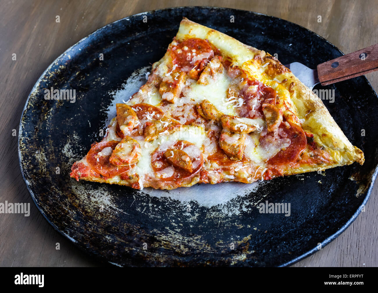 Salsiccia per pizza fresca e salsiccia trancio di pizza sul tavolo nel ristorante italiano. Foto Stock