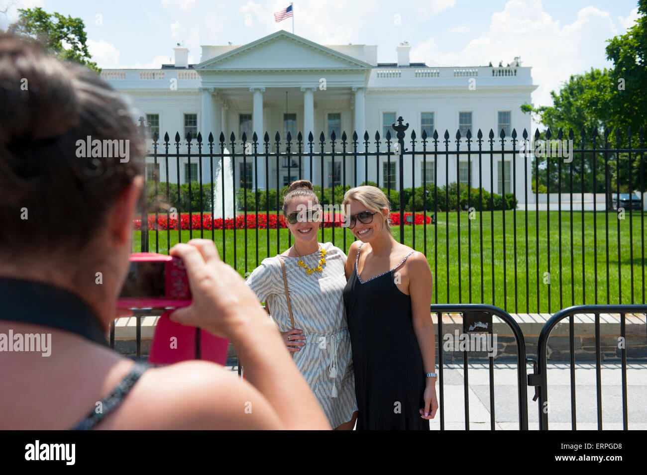 Stati Uniti Washington DC Casa bianca alle donne di ottenere una foto di loro stessi davanti i presidenti home Foto Stock