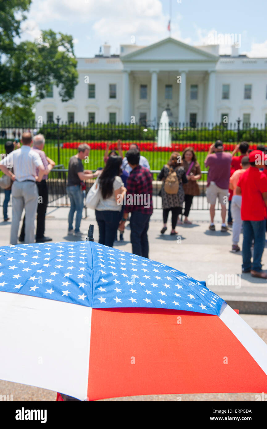 Stati Uniti Washington DC turisti si riuniscono di fronte alla Casa Bianca a prendere le foto vedere i presidenti home da vicino. Foto Stock