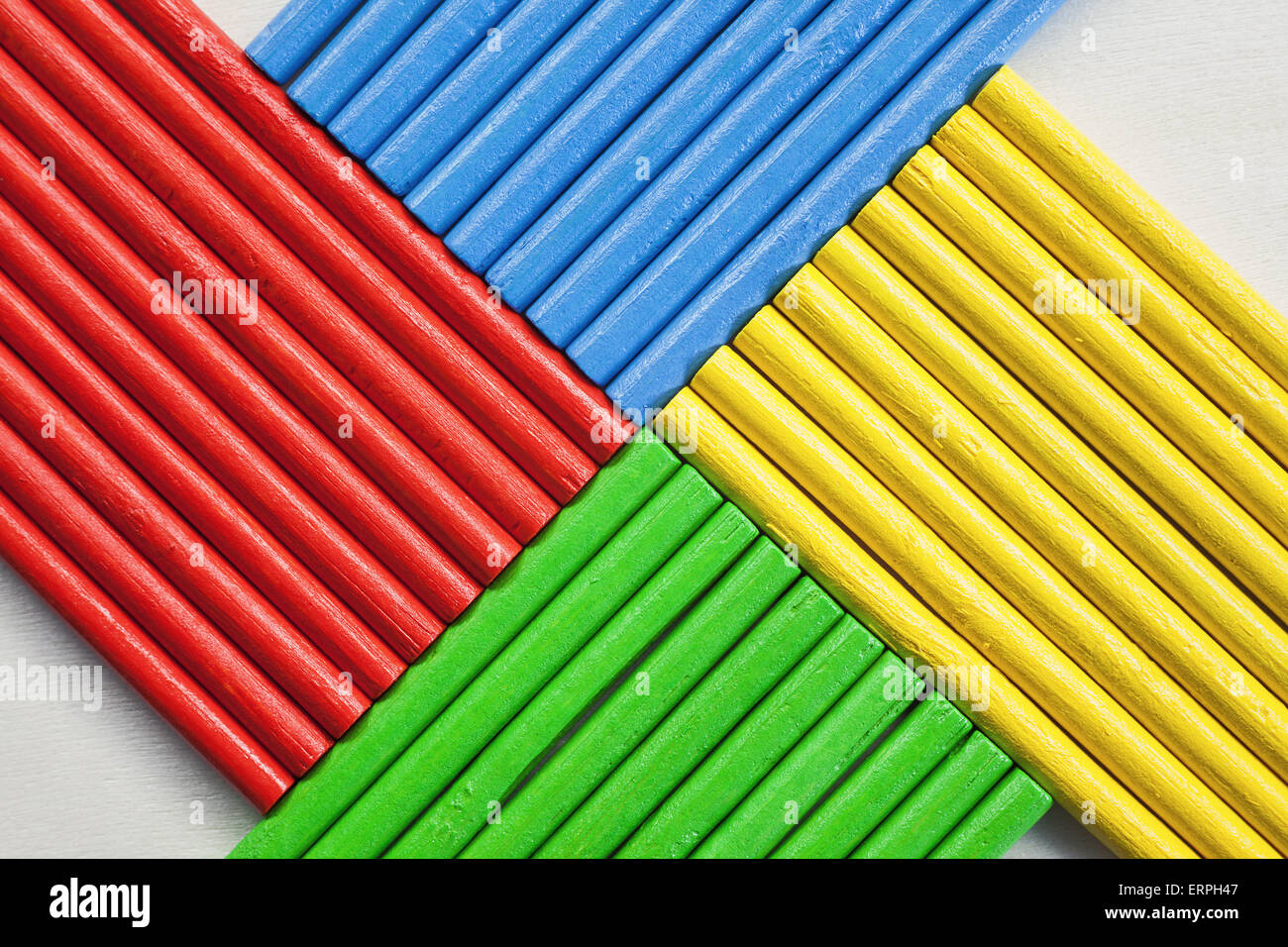 Composizione astratta dei bastoni di legno in vari colori vibranti. Foto Stock
