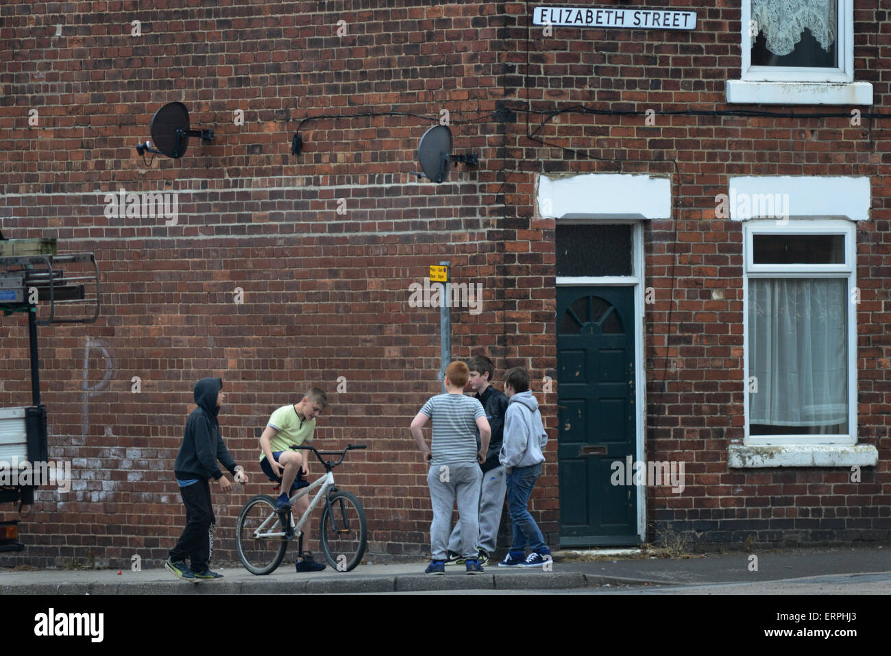 I giovani su un angolo di strada nella ex villaggio minerario di Goldthorpe, Barnsley, South Yorkshire. Immagine: Scott Bairstow/Alamy Foto Stock