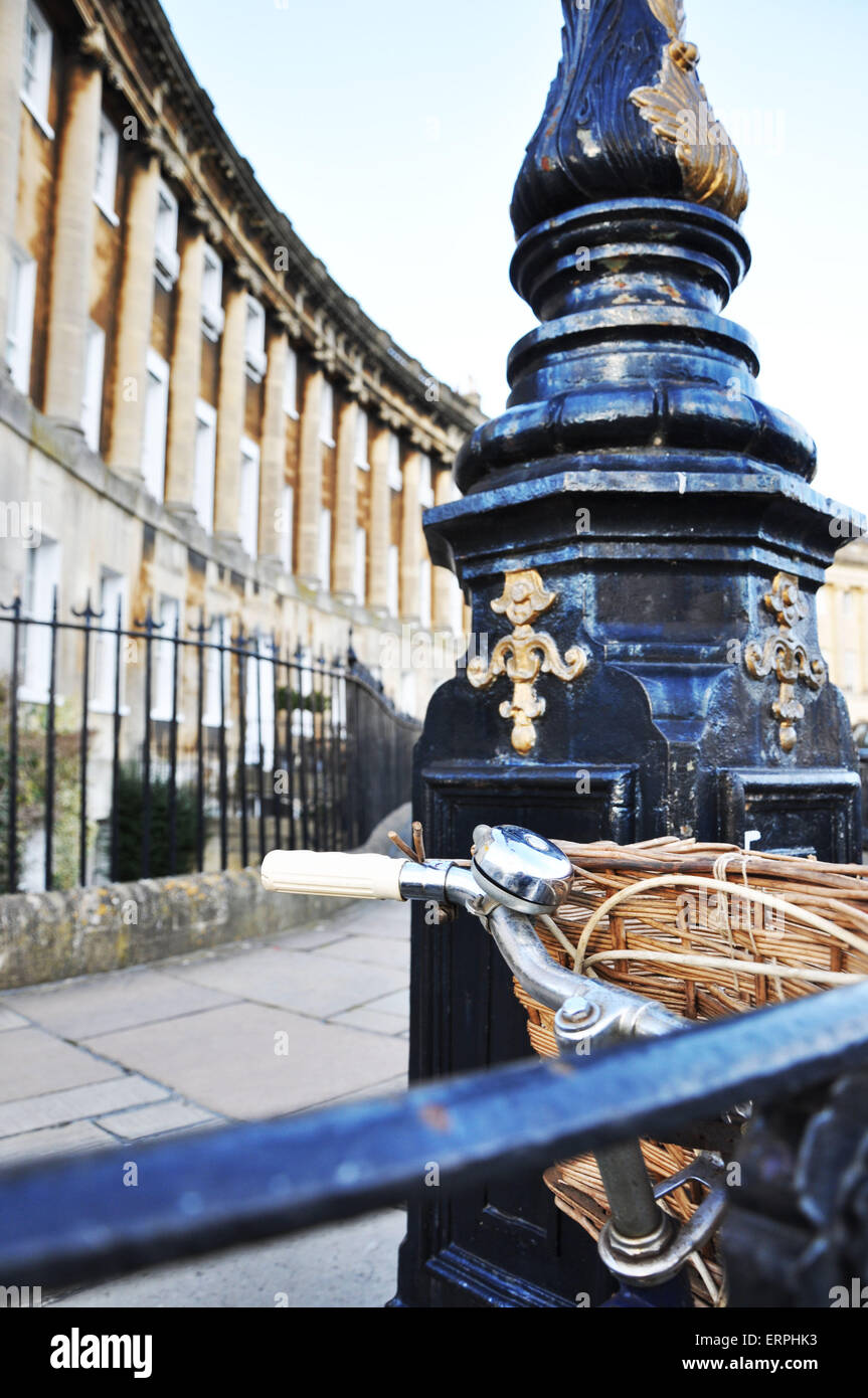 Il cestello anteriore di una bicicletta appoggiata ad una lampada posta sul Royal Crescent, una strada Georgiana di Bath Somerset. Foto Stock