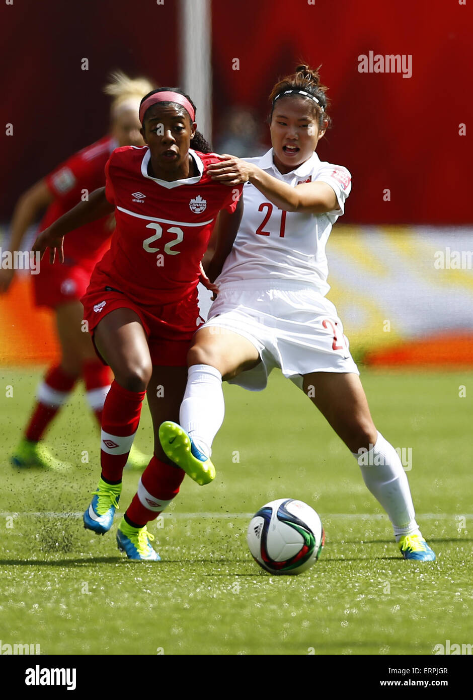 Edmonton, Canada. Il 6 giugno, 2015. Della Cina di Wang Lisi (R) il sistema VIES per la palla con il Canada's Ashley Lawrence durante la partita di apertura tra la Cina e il Canada al 2015 FIFA Coppa del Mondo femminile al Commonwealth Stadium di Edmonton, Canada, giugno 6, 2015. Credito: Ding Xu/Xinhua/Alamy Live News Foto Stock