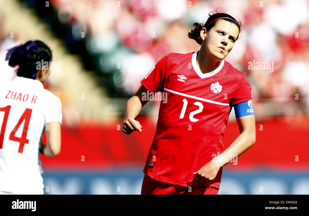 Edmonton, Canada. Il 6 giugno, 2015. Canada's Christine Sinclair (R) reagisce durante la partita di apertura tra la Cina e il Canada al 2015 FIFA Coppa del Mondo femminile al Commonwealth Stadium di Edmonton, Canada, giugno 6, 2015. Credito: Ding Xu/Xinhua/Alamy Live News Foto Stock