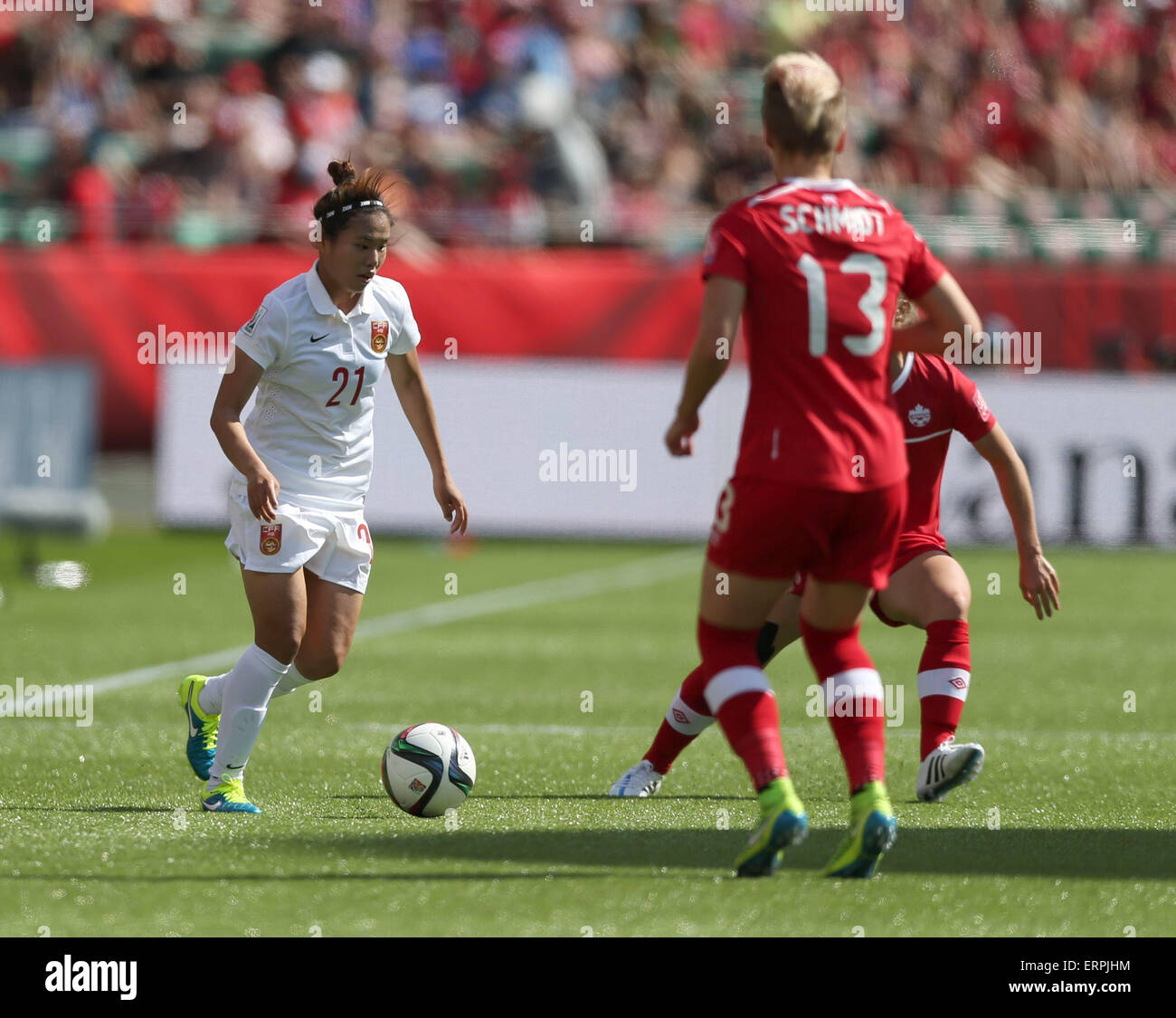 Edmonton, Canada. Il 6 giugno, 2015. Della Cina di Wang Lisi (L) il sistema VIES per la palla con il Canada's Sophie Schmidt durante la partita di apertura della FIFA, coppa del Mondo Donne Canada 2015 al Commonwealth Stadium di Edmonton, Canada, il 6 giugno 2015. Credito: Qin Lang/Xinhua/Alamy Live News Foto Stock