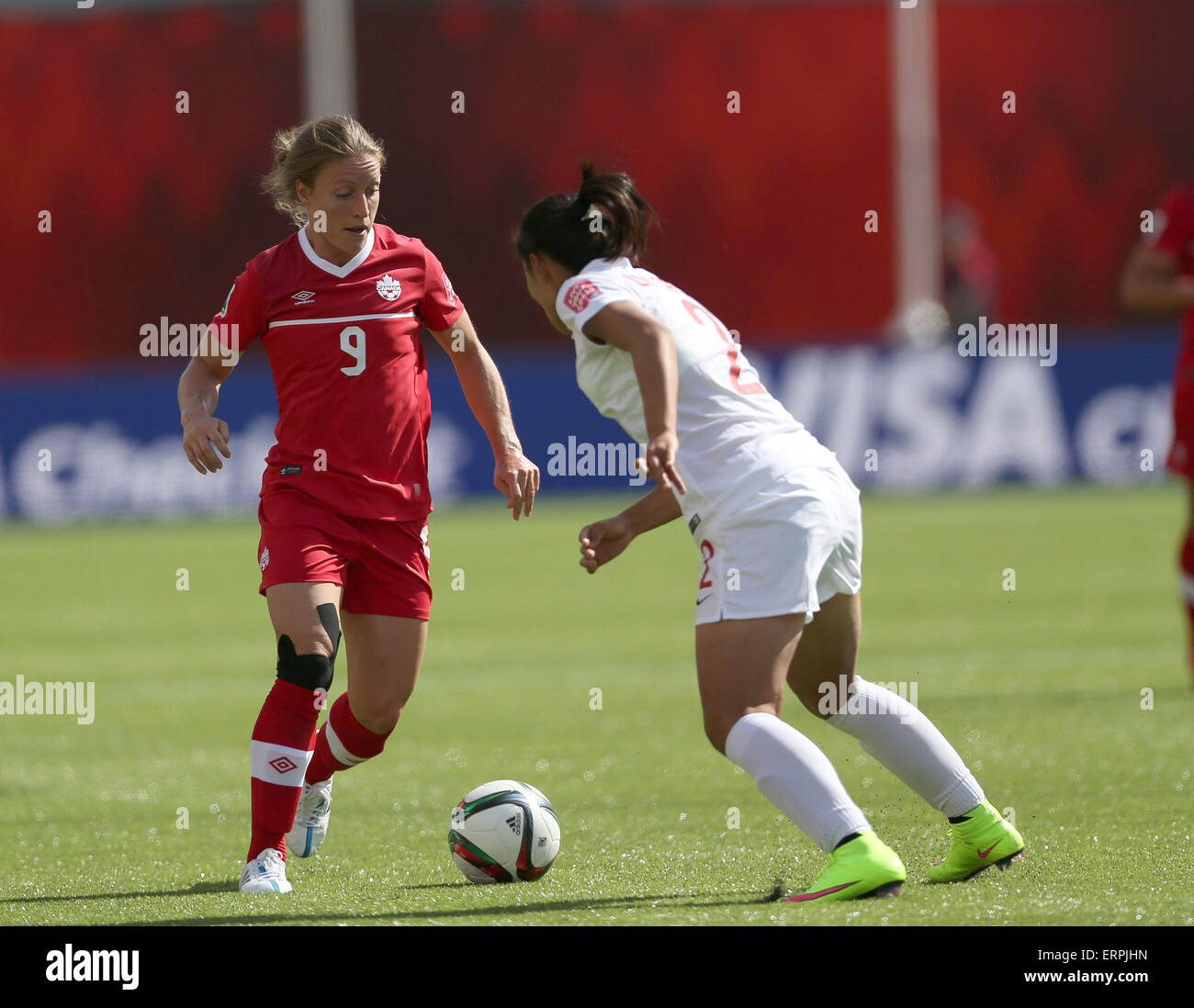 Edmonton, Canada. Il 6 giugno, 2015. Della Cina di Liu Shanshan (R) il sistema VIES per la palla con il Canada's Josee Belanger durante la partita di apertura della FIFA, coppa del Mondo Donne Canada 2015 al Commonwealth Stadium di Edmonton, Canada, il 6 giugno 2015. Credito: Qin Lang/Xinhua/Alamy Live News Foto Stock
