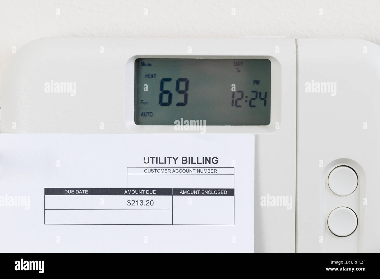 Vicino di casa di riscaldamento con termostato utilità parziale bill sulla parete. Foto Stock