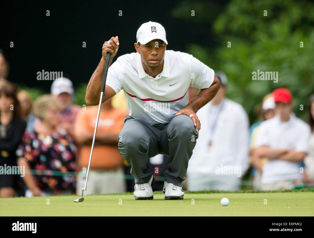 Columbus, Stati Uniti d'America. Il 6 giugno, 2015. Tiger Woods fino il suo colpo messo il giorno 3 del Torneo Memorial presso la United Center in Columbus, gli Stati Uniti, 6 giugno 2015. Credito: Ting Shen/Xinhua/Alamy Live News Foto Stock