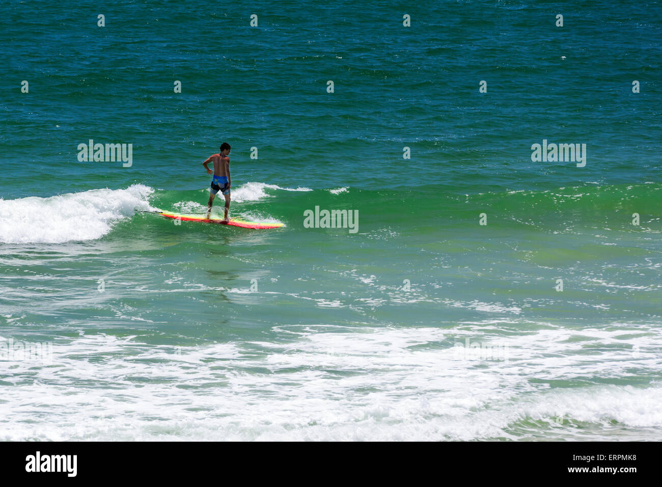 Navigare le onde Foto Stock