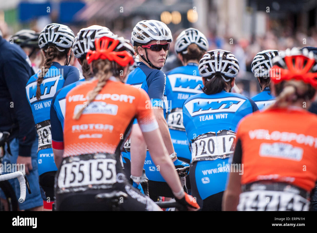 Londra, Regno Unito. Il 6 giugno 2015. Preparare i piloti per la Schwalbe Criterium Elite - donne, come la nona edizione della premiata Giove London Nocturne colpisce le strade di Farringdon. La manifestazione porta il criterium migliori racing per il veloce e tecnico circuito di gara intorno al mercato Smithfield, con un mix di elite e gare amatoriali per il maschio e la femmina piloti. Credito: Stephen Chung / Alamy Live News Foto Stock