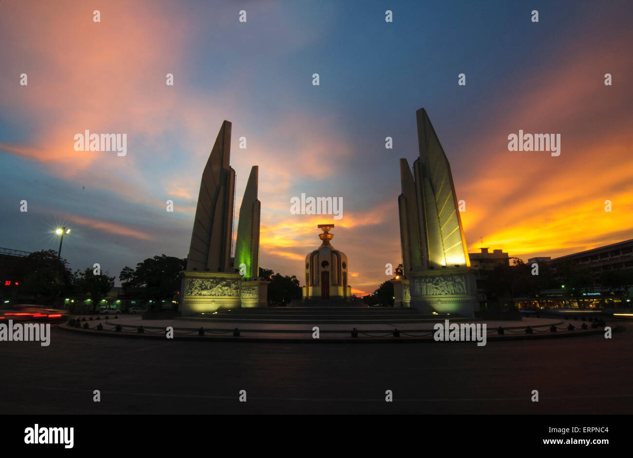 Golden sunset in democrazia un monumento a Bangkok, in Thailandia Foto Stock