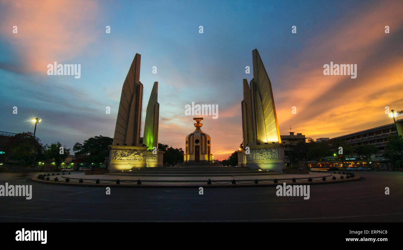 Golden sunset in democrazia un monumento a Bangkok, in Thailandia Foto Stock