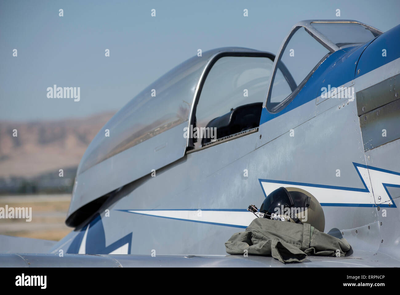 Un ingranaggio di piloti in appoggio sulla sua annata ww2 fighter Foto Stock