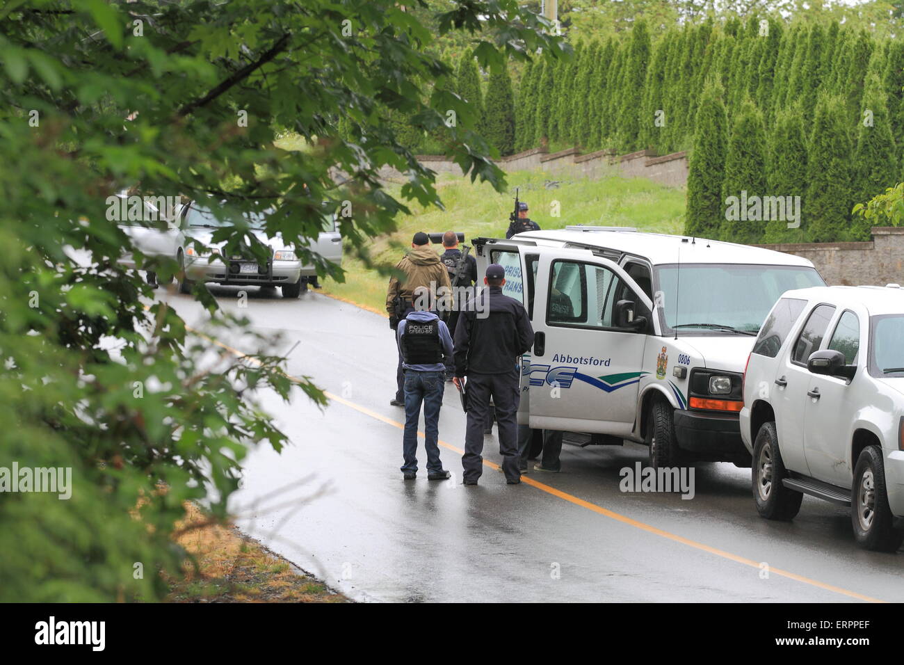 Polizia armata a Busto di farmaco Foto Stock