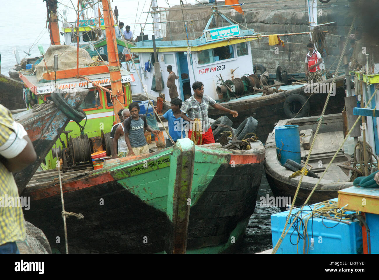 Barche da pesca ancorate al Sassoon Docks mercato del pesce, Mumbai, India Maharashtra. Foto Stock