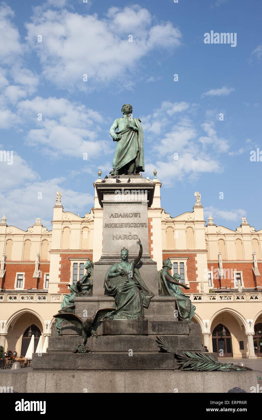 La Polonia, Cracovia, Città Vecchia, Adam Mickiewicz monumento - poeta romantico polacco e il panno Hall (Sukiennice). Foto Stock