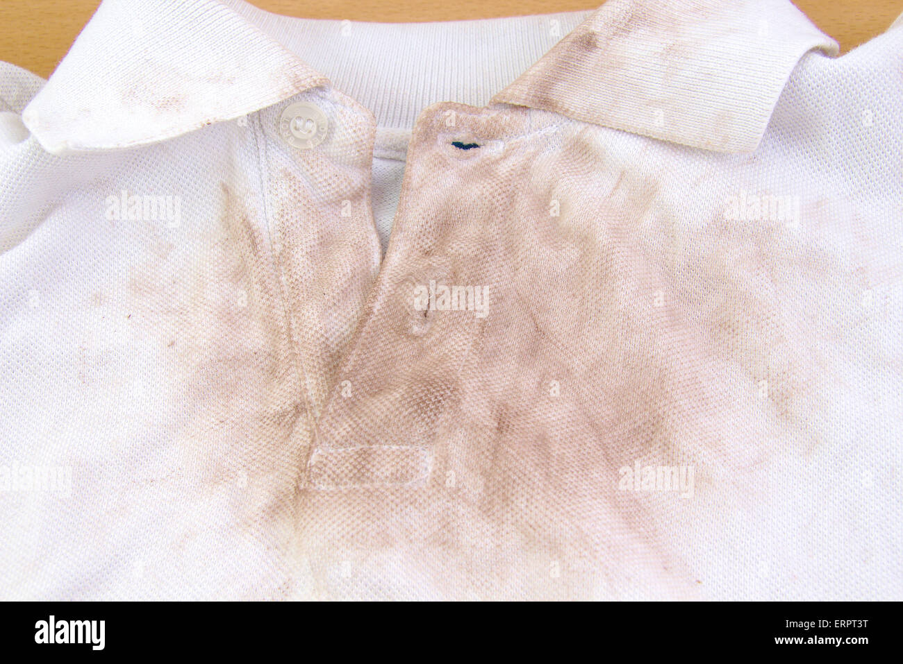 Molto sporco camicia bianca Foto Stock