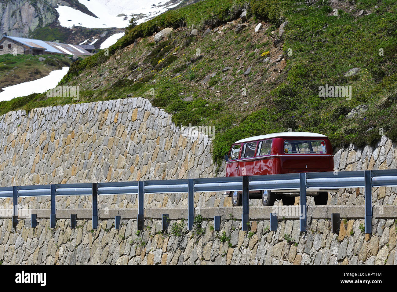 Famiglia veicolo scalare una montagna passare il vecchio stile Foto Stock
