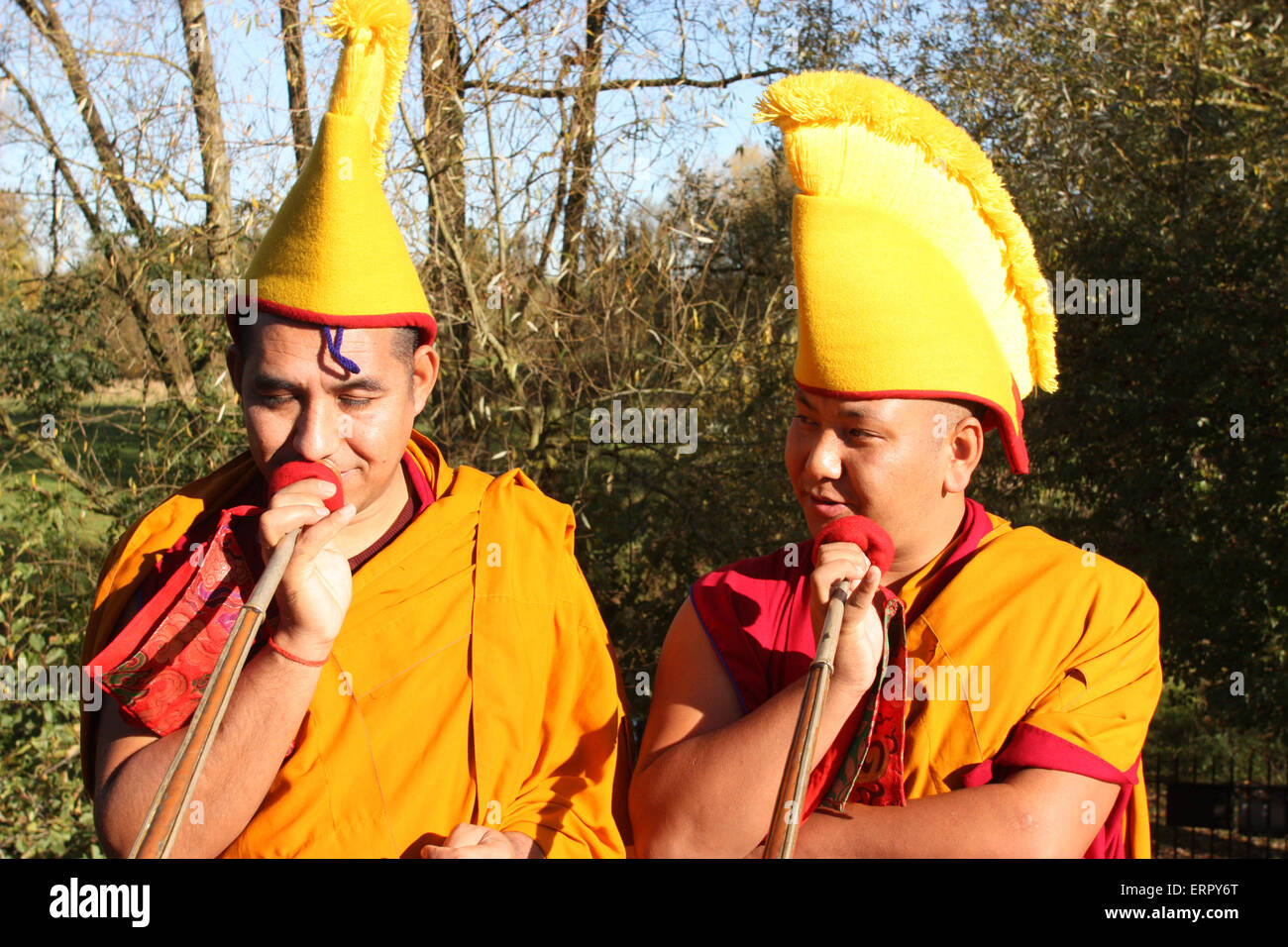 Monaci Tibetani in residenza presso il Pitt Rivers Museum di Oxford, durante la cerimonia di chiusura e la processione. Foto Stock