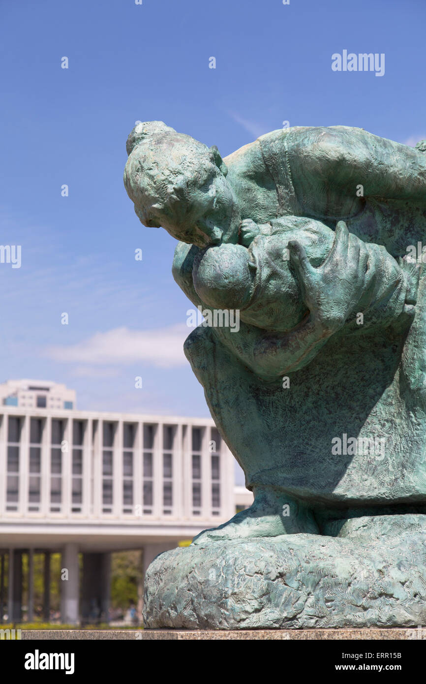 Statua fuori al Museo Memoriale della Pace nel Parco del Memoriale della Pace di Hiroshima, Prefettura di Hiroshima, Giappone Foto Stock