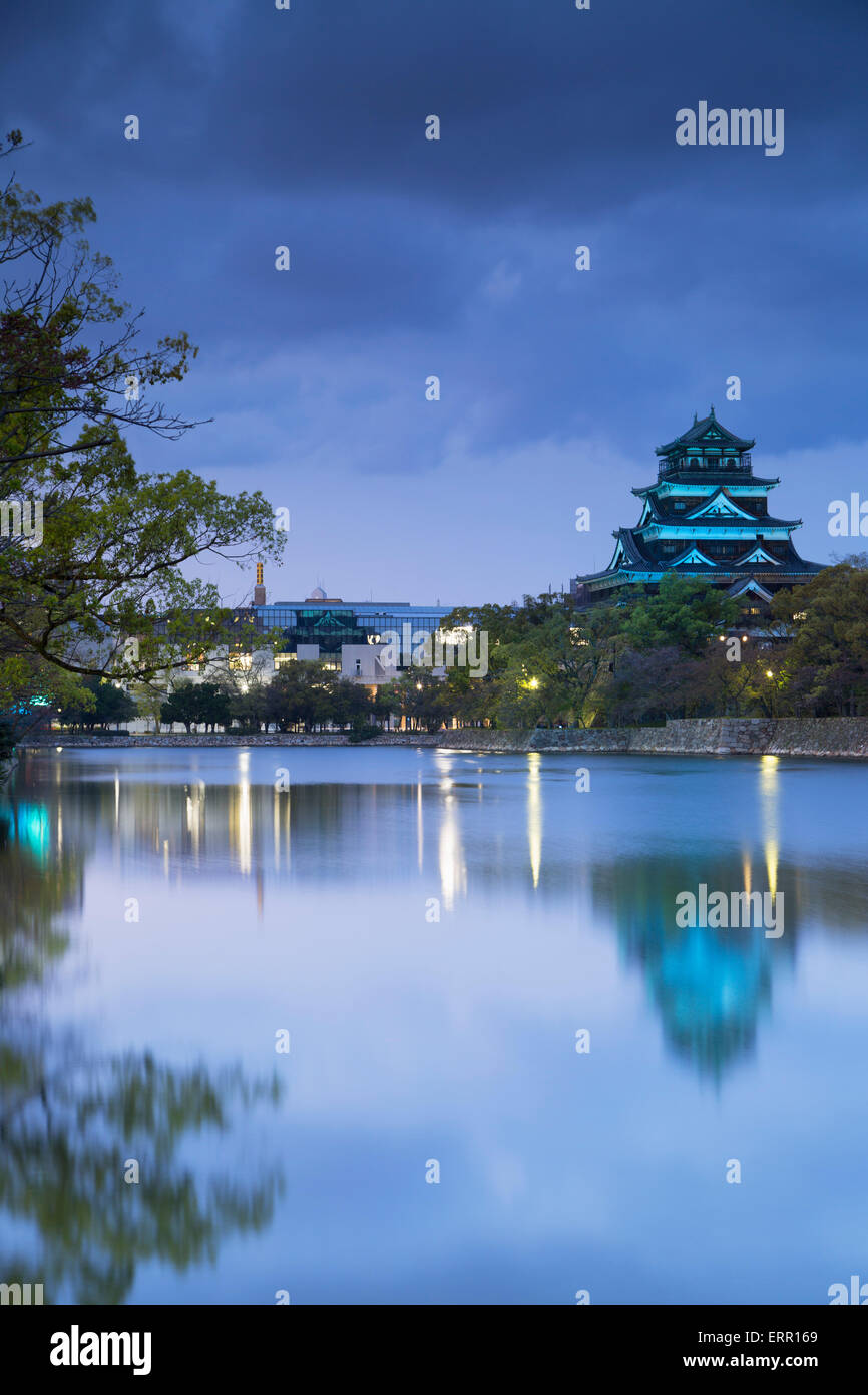 Il castello di Hiroshima al crepuscolo, Hiroshima, Prefettura di Hiroshima, Giappone Foto Stock