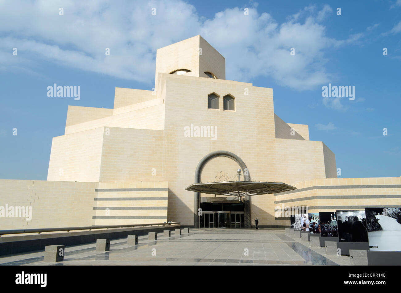 La moderna architettura del museo di arti islamiche (MIA) nel centro della città di Doha la capitale del Qatar. Foto Stock