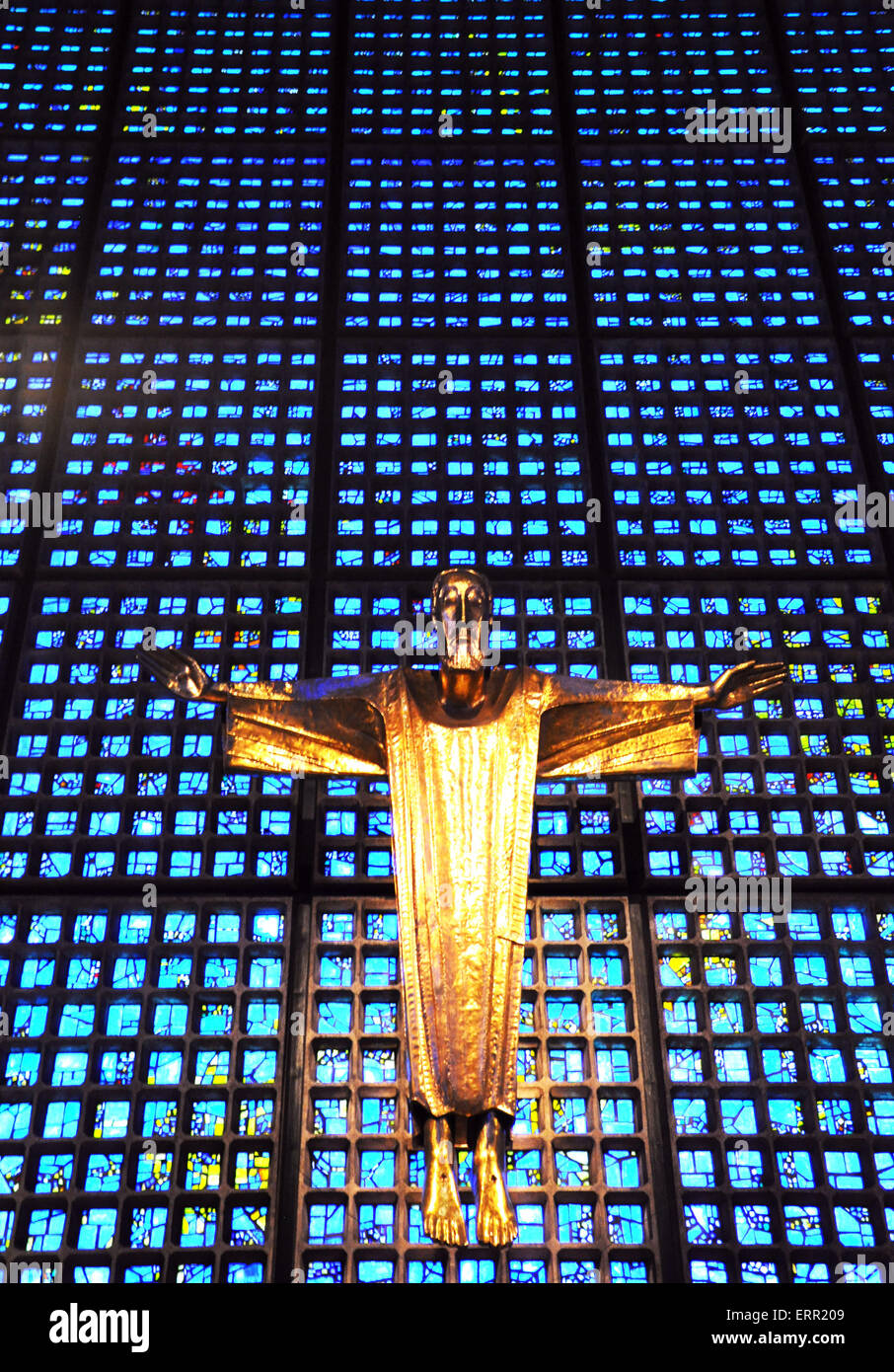 Statua d'oro di Cristo contro blu in vetro colorato in la Kaiser Wilhelm Memorial Church di Berlino Foto Stock