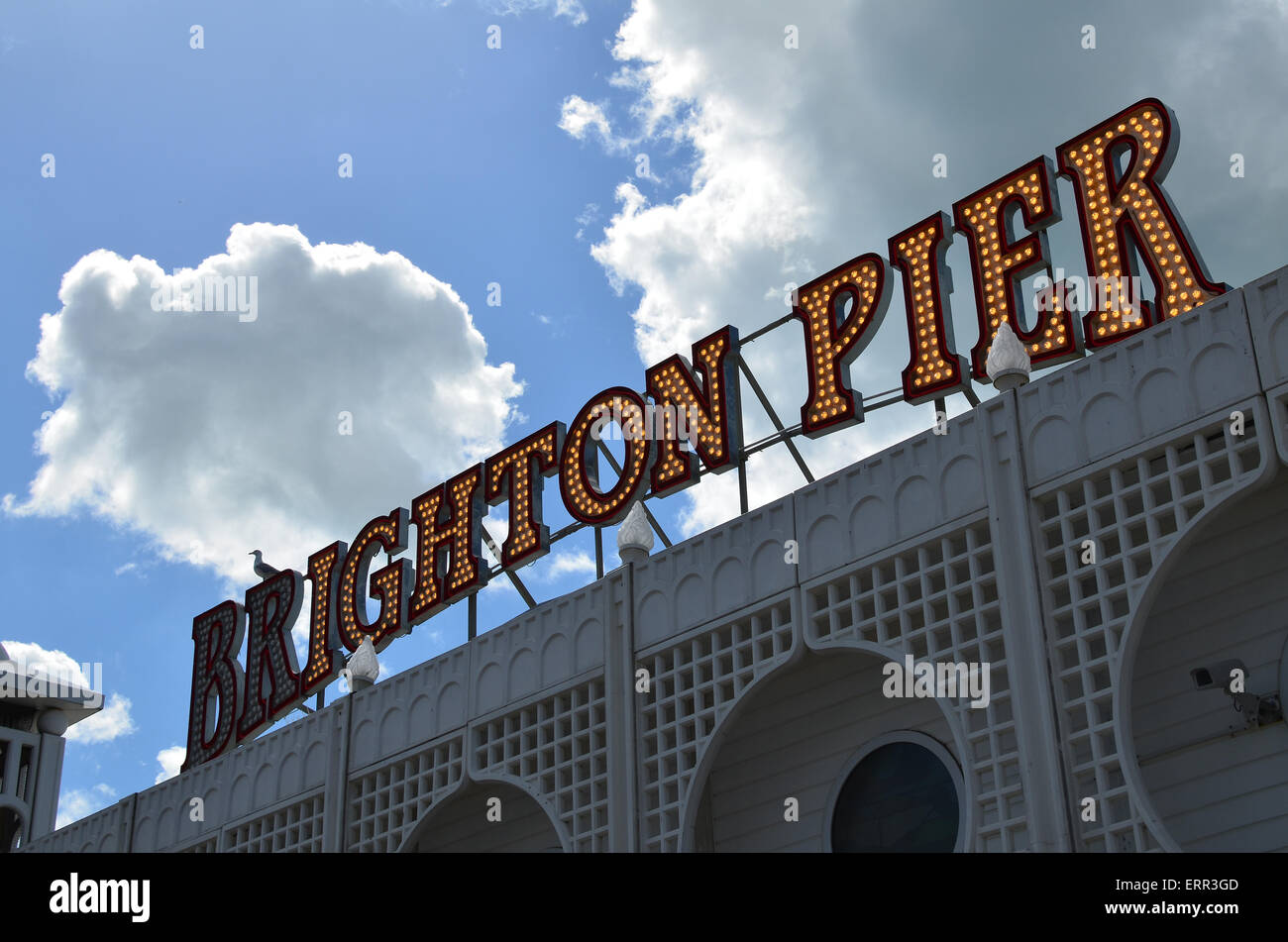 Il Brighton Pier ingresso illuminato segno. Foto Stock