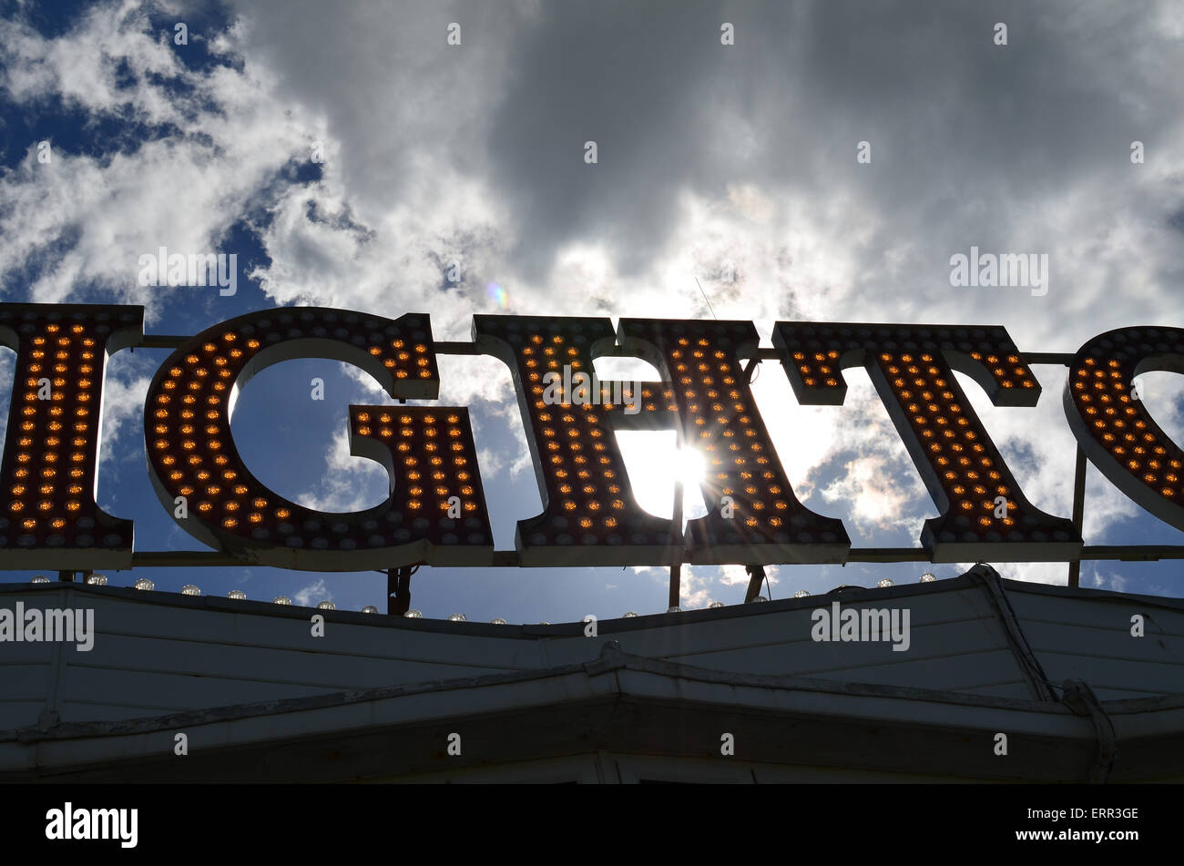 Luci su un piacere vittoriano dal molo di Brighton Foto Stock