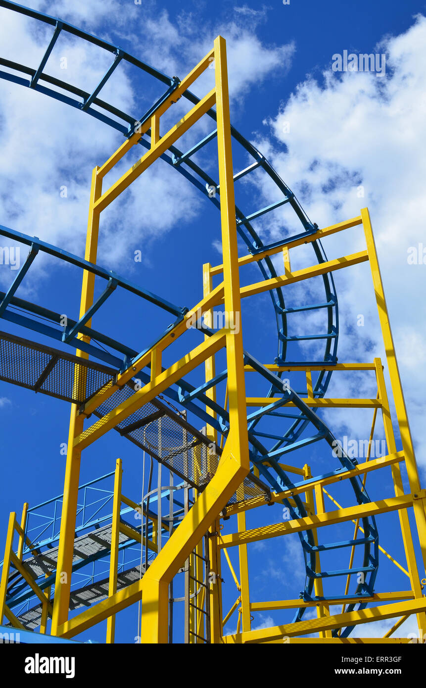 Roller Coaster la via a un parco a tema in Inghilterra. Foto Stock