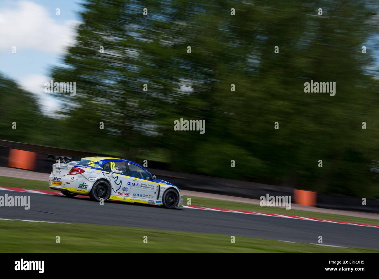 Andy Wilmot e Welch Motorpsort Proton Gen-2 rigidi durante la Dunlop MSA British Touring Car Championship ad Oulton Park il 7 giugno 2015 in poco BUDWORTH, CHESHIRE, Regno Unito (foto di gergo Toth / Alamy Live News) Foto Stock