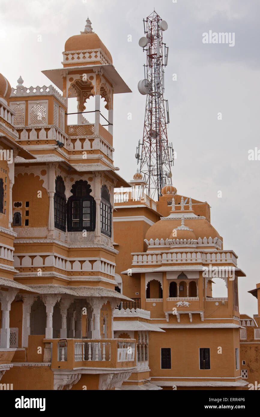 Il contrasto tra la nuova e la vecchia nel Rajasthan, India, dove un telefono cellulare il montante sorge adiacente al XVII secolo Deogarh Mahal Foto Stock