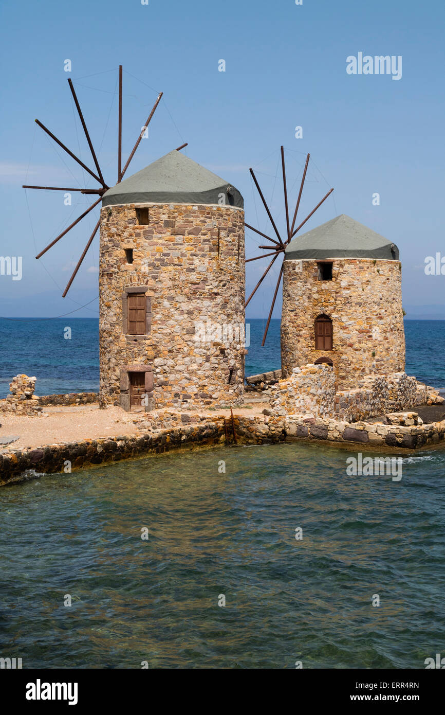 Ristrutturato vecchi mulini a vento a Vrondados sulla costa est di Chio, Grecia Foto Stock